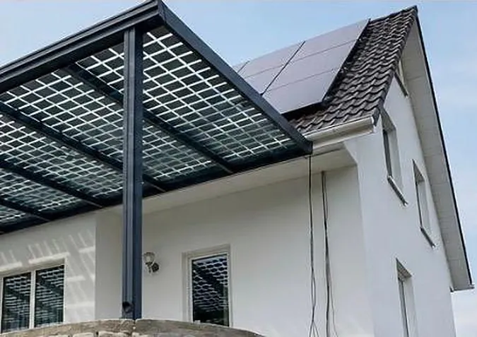 Chevrons en aluminium anthracite fixés à la façade, au-dessus des fenêtres de la maison.