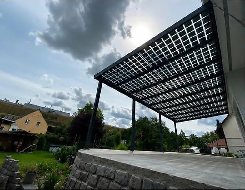 Sous une pergola en verre solaire : le soleil passe entre les cellules des modules.