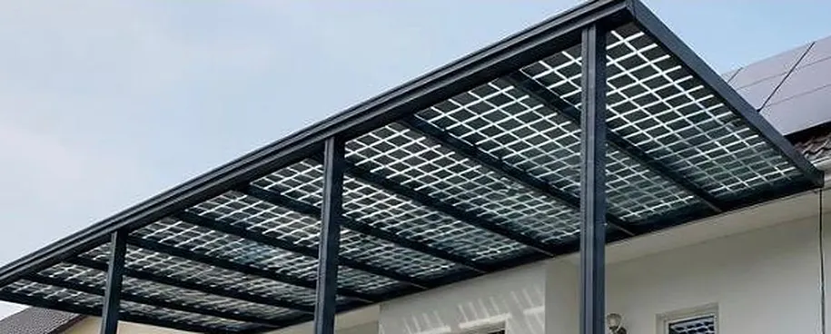 La toiture vue de dessous : modules de verre aux cellules espacées, le ciel visible entre chaque cellule.